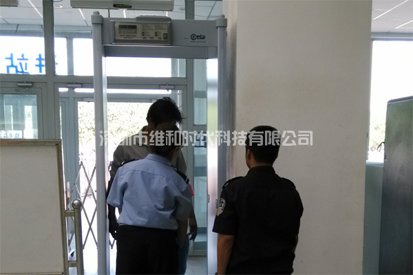 新疆烏魯木齊鐵路局8家火車站采用維和時代供應(yīng)HI-PE進(jìn)口安檢門[圖文]