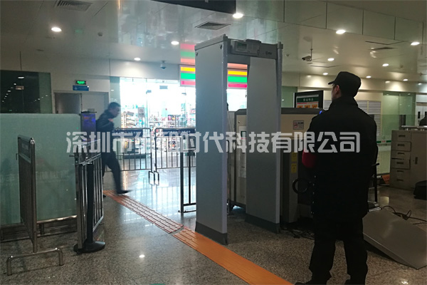 維和時代安檢門廠家為深圳機(jī)場汽車站供應(yīng)金屬探測安檢門[圖]