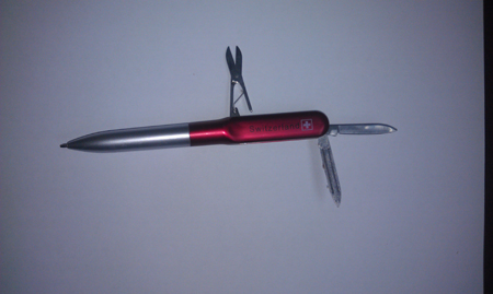 新疆烏魯木齊機(jī)場(chǎng)安檢門把關(guān)通道致使小刀藏匿行李包[圖]