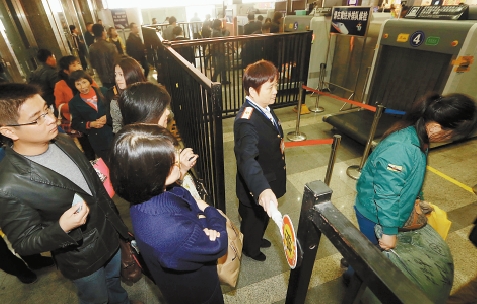 杭州火車站安檢機(jī)通道平均每天攔截禁運(yùn)物品20起[圖]