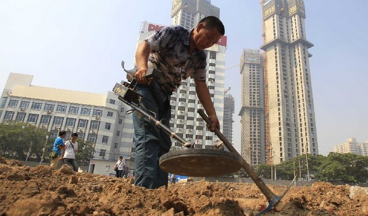 拾荒者裝備地下金屬探測儀：廢銅爛鐵變寶物[圖]