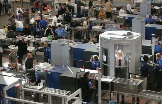 美國(guó)機(jī)場(chǎng)HI-PE進(jìn)口安檢門通道及PD140V安檢員檢測(cè)手法[圖]