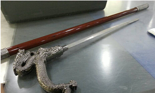 青島機(jī)場X光機(jī)發(fā)現(xiàn)藏劍 金屬安檢門威懾力強(qiáng)[圖]