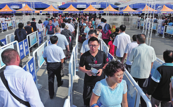 新疆國(guó)際會(huì)展中心市民排隊(duì)進(jìn)場(chǎng)