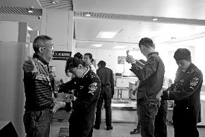 南苑機(jī)場安檢員自比眼睛像X光機(jī)(圖)