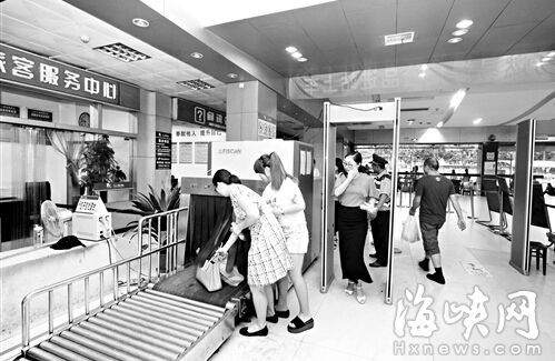 福州汽車北站增設(shè)安檢門 旅客、行李逢過必檢(組圖)
