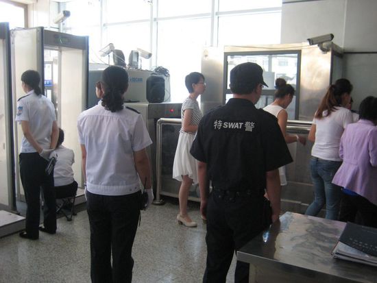 呼和浩特鐵路公安處集寧南站使用安檢門加強安檢