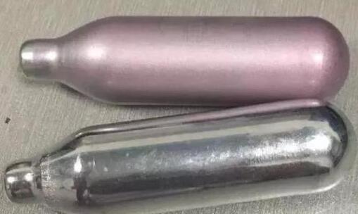 金屬探測門通道安檢發(fā)現(xiàn)17女子攜帶笑氣登機(jī)被查[圖]