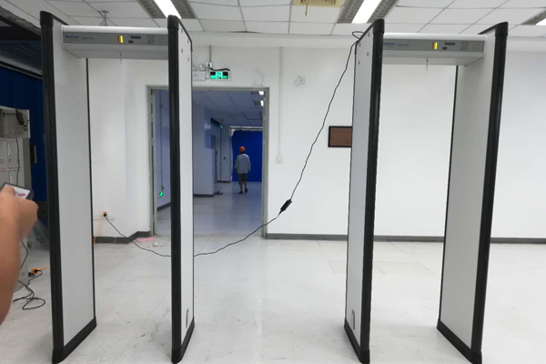 中山電子廠采用rapiscan metor6s進(jìn)口金屬探測(cè)安檢門(mén)檢測(cè)電子芯片（圖）