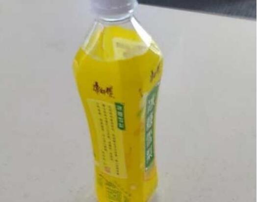 金屬探測門廠家:小伙帶火機油過安檢被攔截實為不該.jpg 金屬探測門廠家:小伙帶火機油過安檢被攔截實為不該.jpg