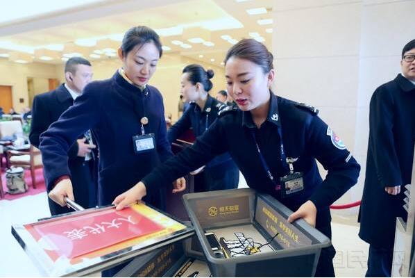 金屬探測(cè)門(mén)廠家：首都機(jī)場(chǎng)安保公司安檢員呂澤鑫為行業(yè)表率