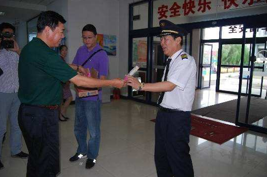 金屬探測(cè)安檢門(mén)廠(chǎng)家：烏魯木齊安檢總站關(guān)愛(ài)老年旅客