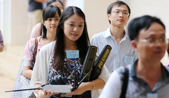 成都高考中考期間需經(jīng)過學(xué)校金屬探測儀安檢