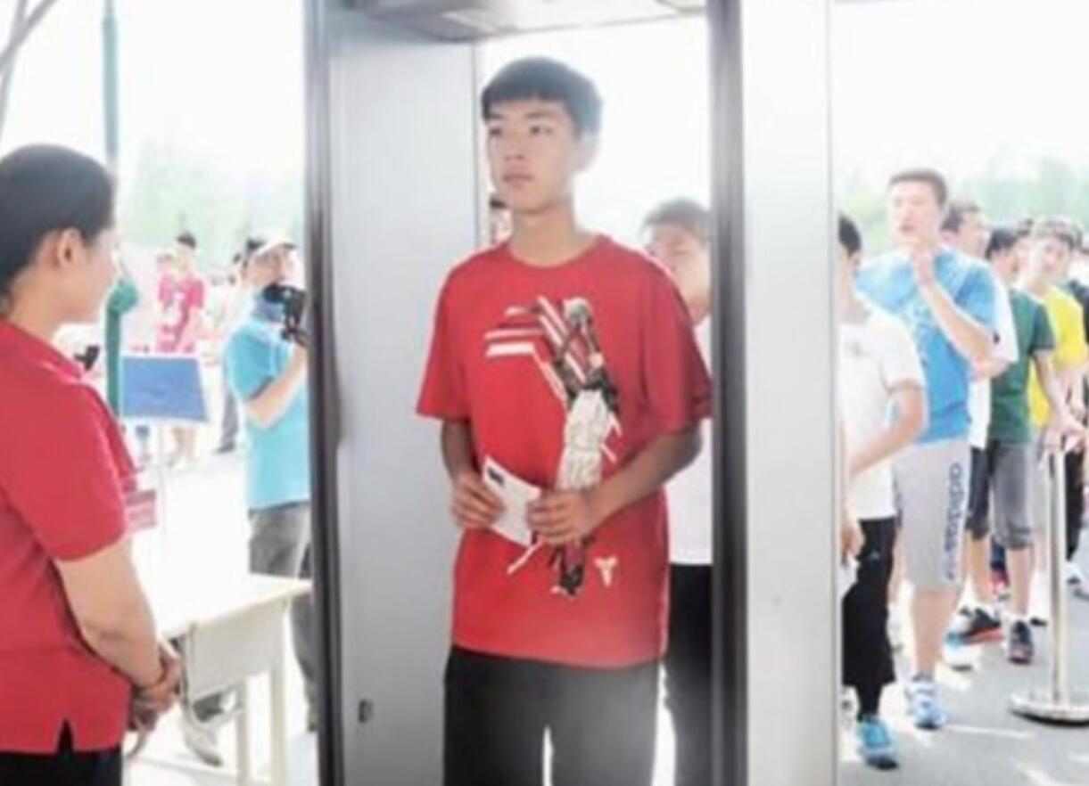 維和時代金屬探測安檢門為汕尾華僑管理區(qū)中心小學安保工作保安全.jpg 維和時代金屬探測安檢門為汕尾華僑管理區(qū)中心小學安保工作保安全.jpg