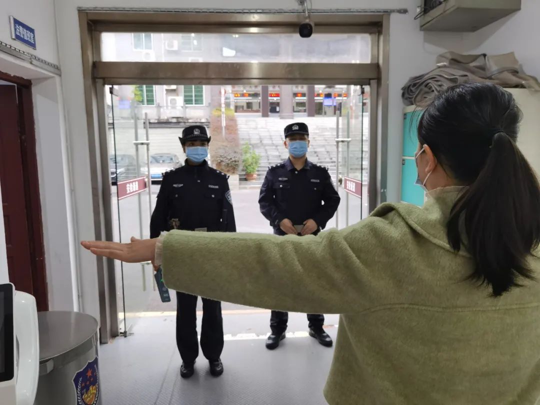 天柱法院安檢門顯神威，一女子攜帶違禁品被查獲！